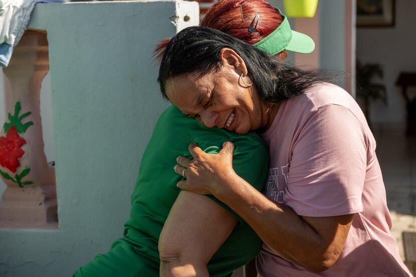 MCS Foundation junto a los Centros Sor Isolina Ferre y empleados del municipio de Canovanas, entregaron equipo médico y suministros a residentes de dicho municipio. En la foto, María Madera, recipiente de la ayuda.