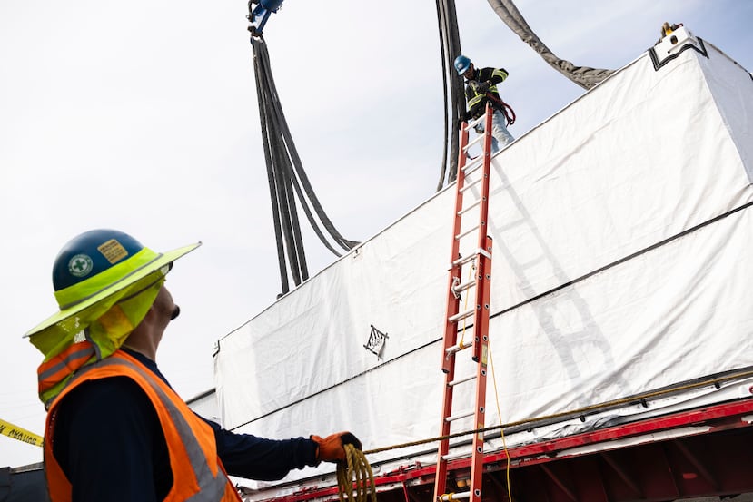 En la central Aquirre, se comenzaron a recibir el miércoles las baterías de almacenamiento que permitirán suplir hasta 164 megavatios (MW) a la red por espacio de cuatro horas, proyecto que se anticipa esté en operación en algún momento de 2027.