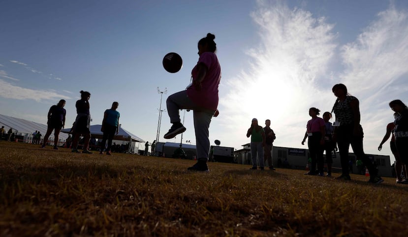 Un grupo de migrantes juega fútbol en un centro de detención para niños migrantes, en Carrizo Springs, Texas. (AP/Eric Gay)