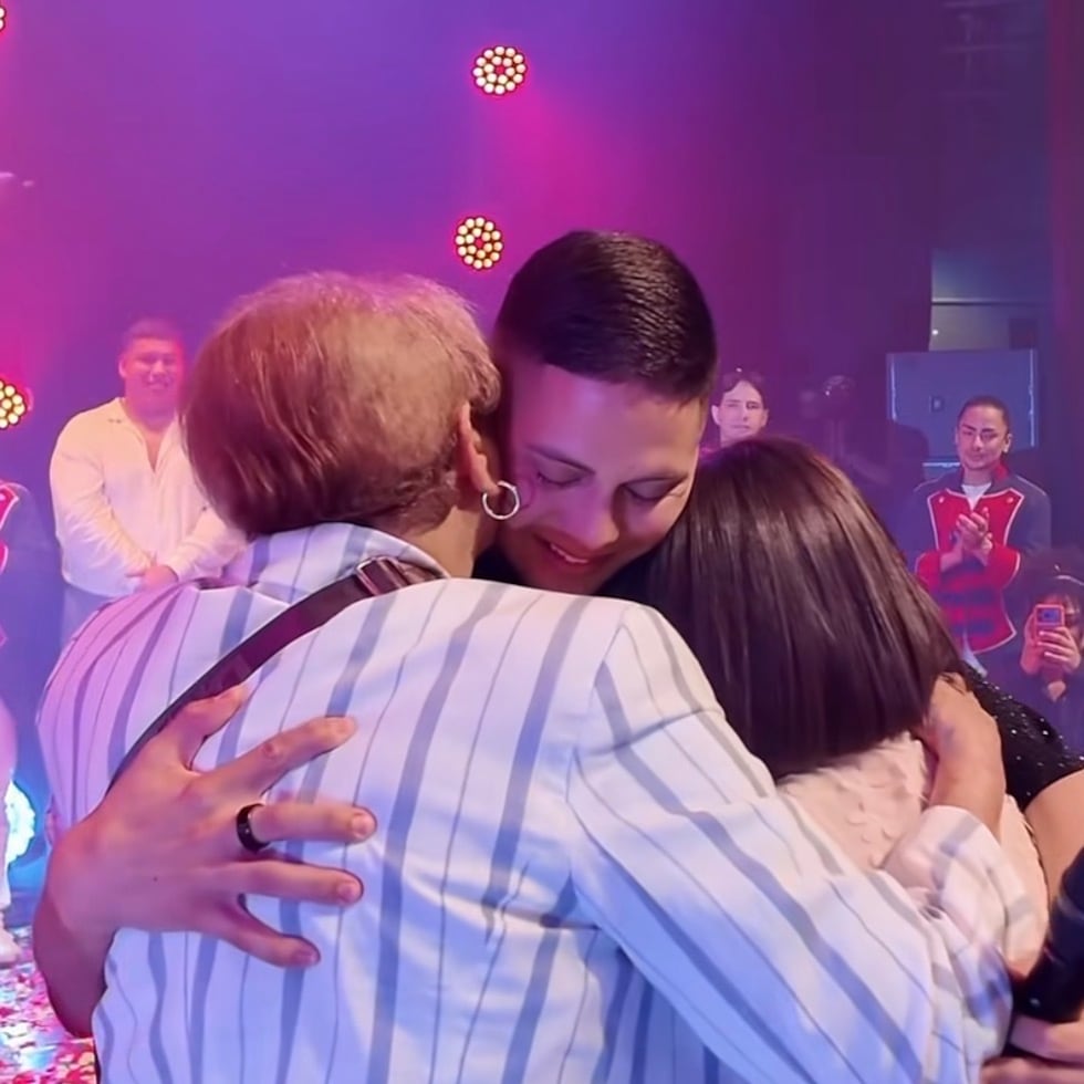 Freddo Vega en un abrazo junto a su abuela y madre.