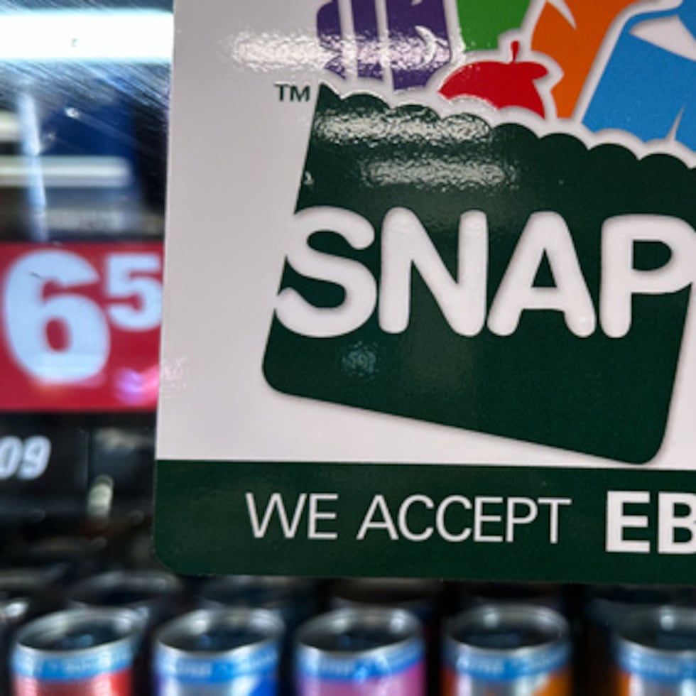 En una gasolinera de Riverwoods, Illinois, el sábado, 1 de noviembre de 2025, se muestra un cartel con información sobre el programa SNAP EBT. (AP Photo/Nam Y. Huh, archivo)