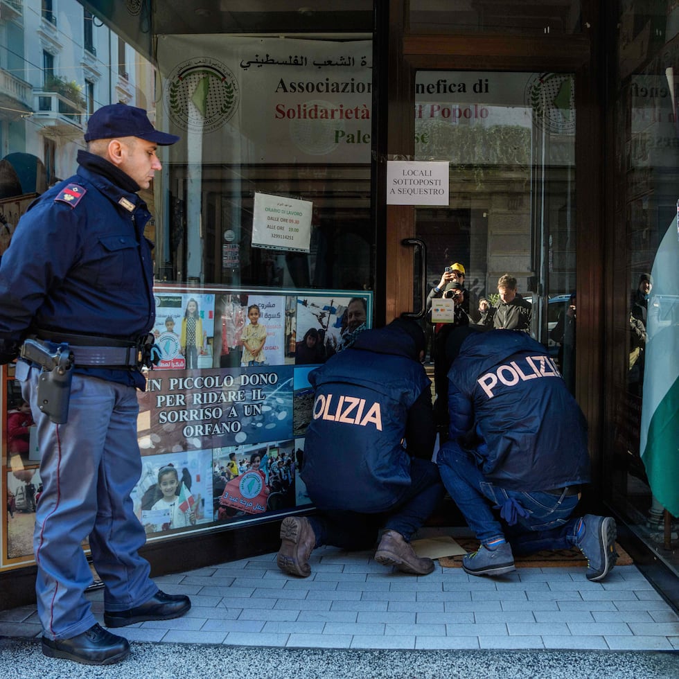 Policías inspeccionan una asociación benéfica que apoya a civiles palestinos en Milán, Italia, después de que investigadores italianos arrestaron a nueve personas sospechosas de recaudar millones de euros para Hamas.