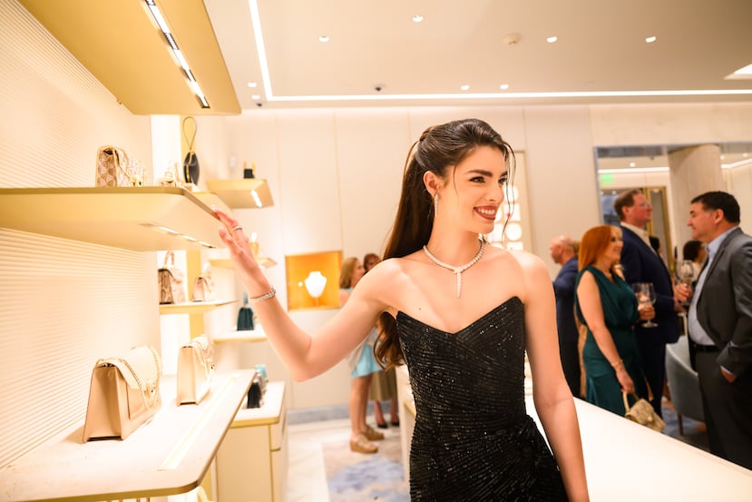 Nadia Ferreira, modelo paraguaya y Miss Universo Paraguay 2021, fue una de las invitadas a la reapertura de la boutique de Bylgari en The Mall of San Juan.