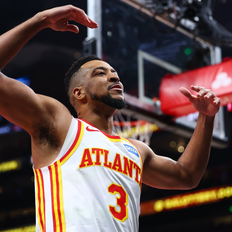 El base de los Hawks de Atlanta, CJ McCollum (3), reacciona ante la multitud durante la primera mitad del tercer juego de una serie de la primera ronda de los playoffs de la NBA contra los Knicks de Nueva York, el jueves 23 de abril de 2026, en Atlanta.