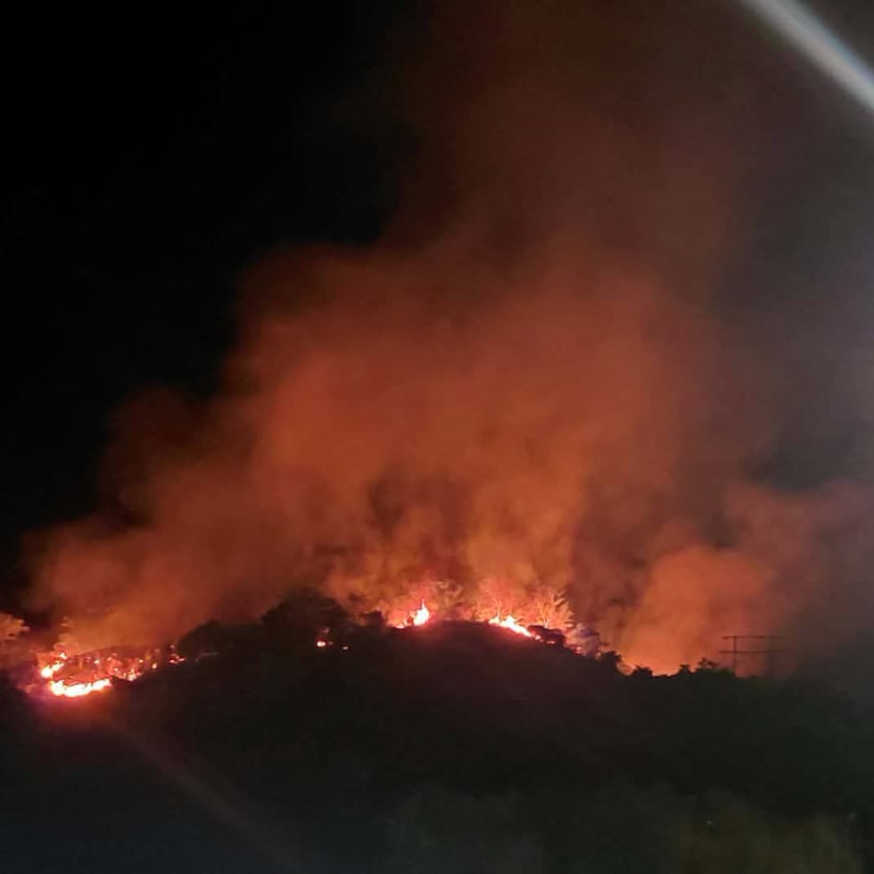 En algún momento de la noche de ayer estuvo cerrada la carretera PR-121 en Sabana Grande como medida de precaución por un fuego forestal.