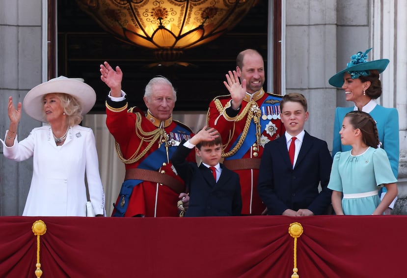 De izquierda a derecha: La reina Camila, el rey Charles III, el príncipe William, el príncipe Louis, el príncipe George, la princesa Charlotte y la princesa Catherine, en el balcón del Palacio de Buckingham, en Londres durante la ceremonia Trooping the Colour.
