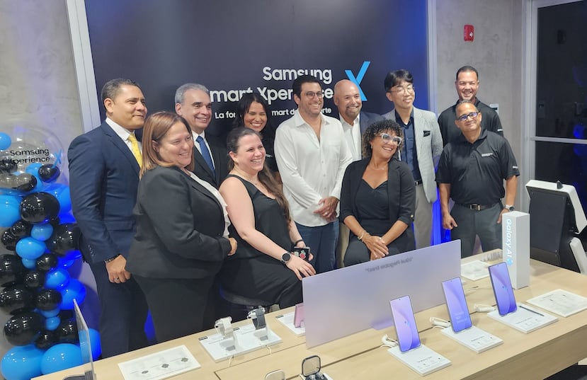 Nuevo equipo de servicio al cliente del Samsung Smart Center de Puerto Rico, junto a Franklin Castillo, director regional de Satisfacción al Cliente de SELA; Kuba Baek, BM de Customer Satisfaction de SELA; Frank Palacios, de Refricentro, socio comercial del CSP para productos DA; y Joe Balerdi, de Topp Solutions, socio de servicios del Smart Center.