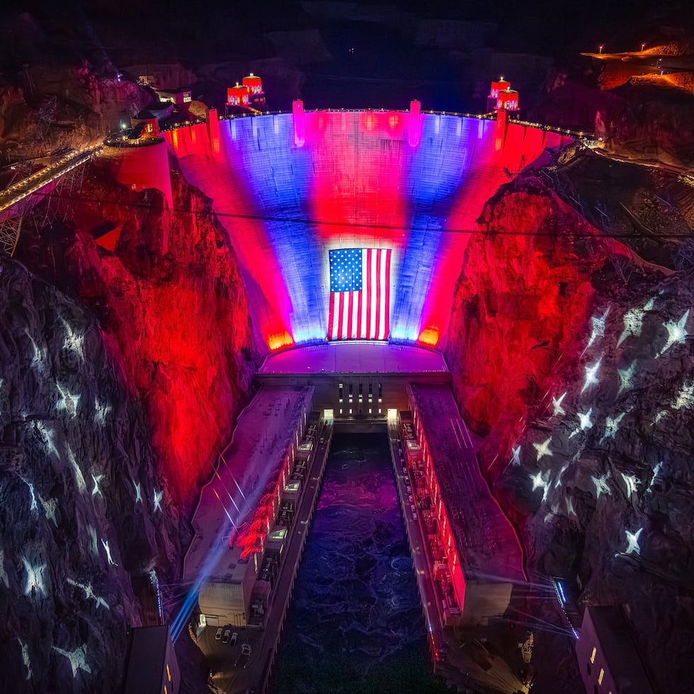 La bandera en el Hoover Dam pesa unas 2,000 libras.