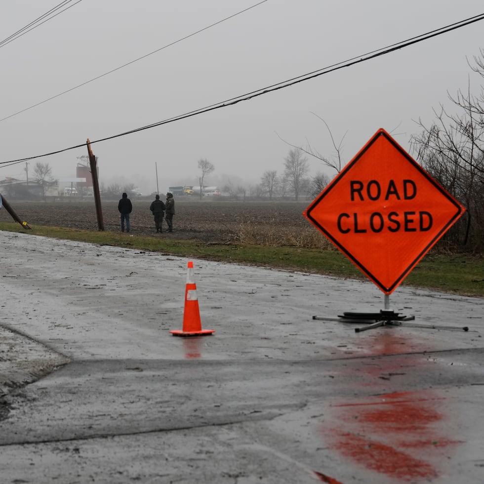 Árboles caídos y postes de electricidad cubren una carretera tras el paso de una fuerte tormenta que azotó la zona el día anterior en Lake Village, Indiana, el miércoles 11 de marzo de 2026.