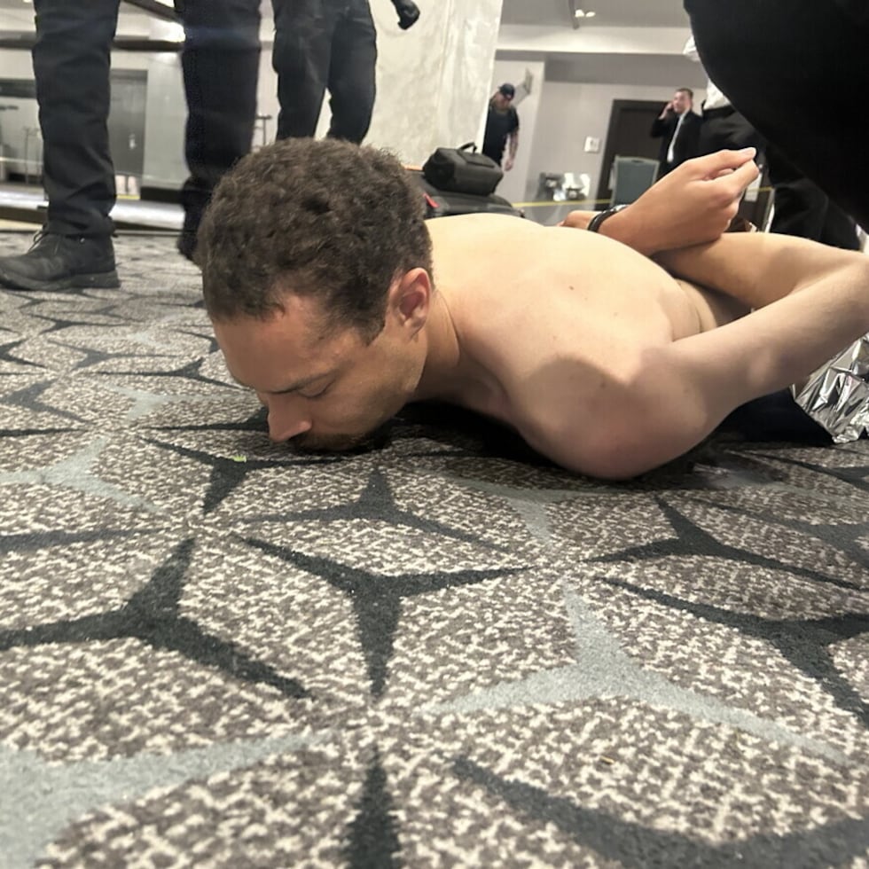 Un hombre que no ha sido identificado, pero que el presidente indicó era de California, fue detenido por agentes del Servicio Secreto como sospechoso de disparar dentro de la Casa Blana durante la cena anual con los periodistas.