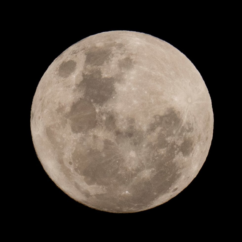 El impacto tendrá lugar alrededor de las 2:35 p.m., hora del este estadounidense, cuando la etapa superior de un cohete Falcon 9 de SpaceX, de aproximadamente cinco toneladas de peso, choque de forma accidental a 5,400 millas por hora (mph) contra la Luna.