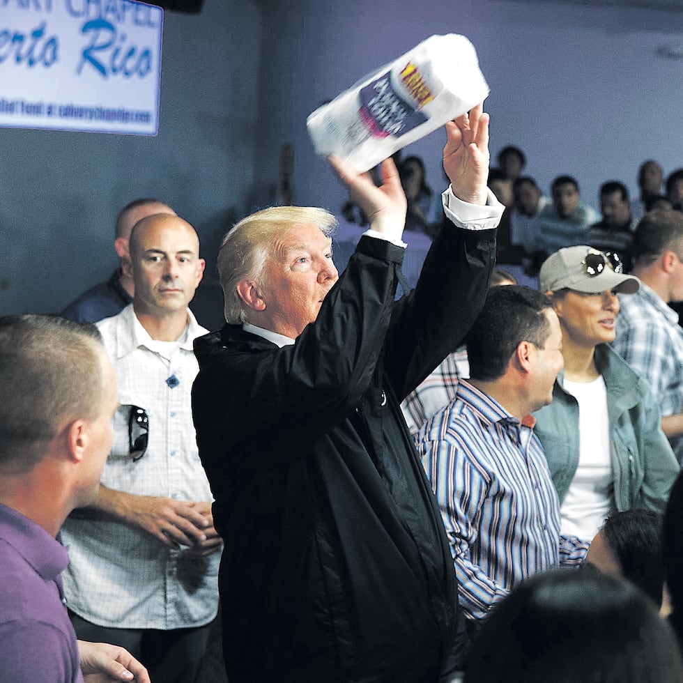 La imagen del presidente Donald Trump lanzando rollos de papel toalla a damnificados de Puerto Rico, como si fuera una bola de baloncesto, recorrió el mundo y fue parte de la campaña de 2020.