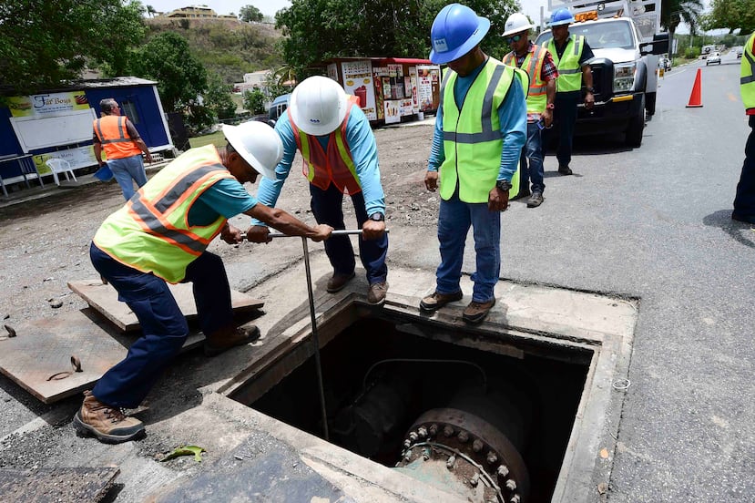 Empleados de la AAA trabajaban ayer en la limpieza de una línea de transmisión que llevará agua de Villalba a Coamo. A la derecha, arriba, el mapa muestra en marrón oscuro la zona servida por agua de pozos.