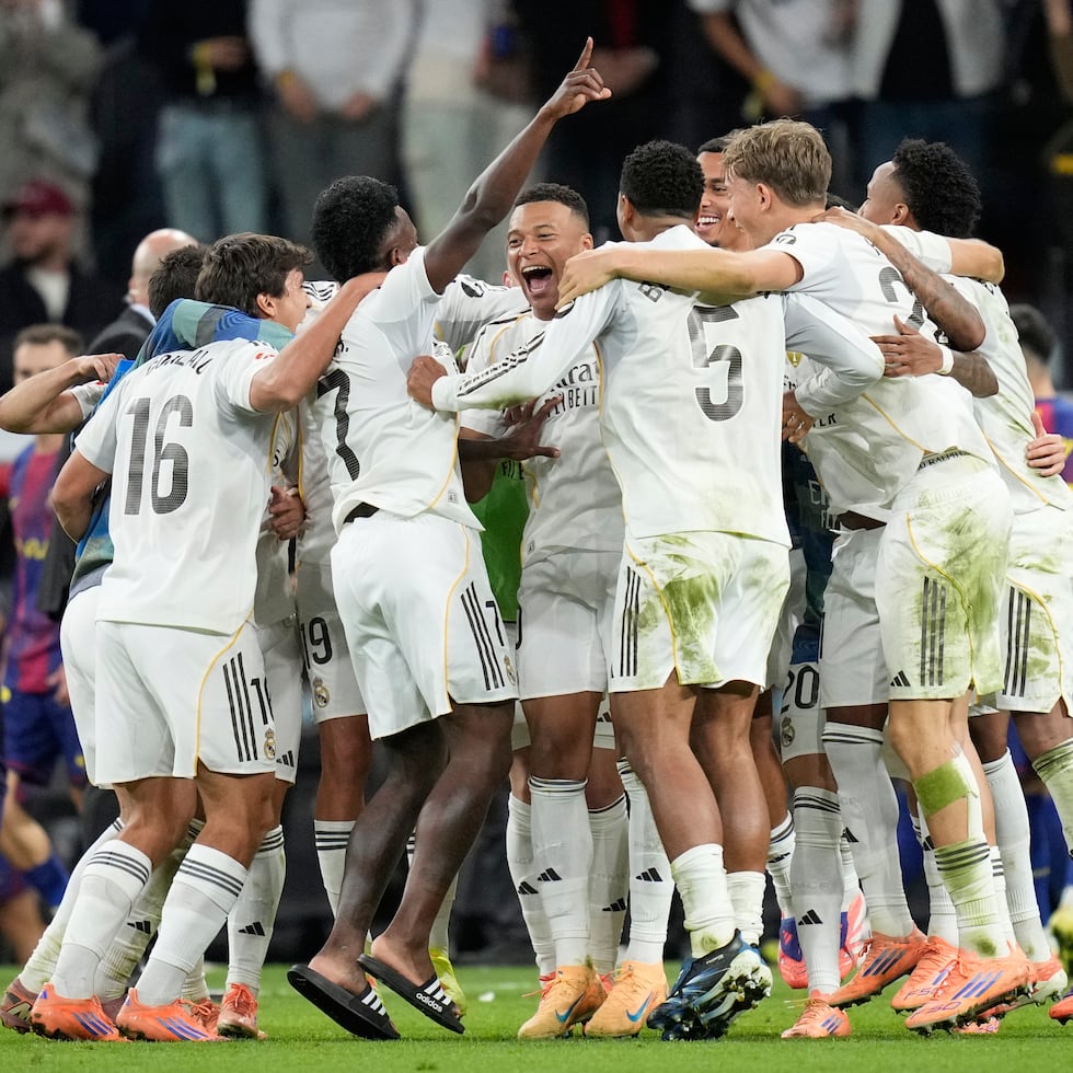 Jugadores del Real Madrid celebran la victoria en El Clásico ante el Barcelona en la liga española.