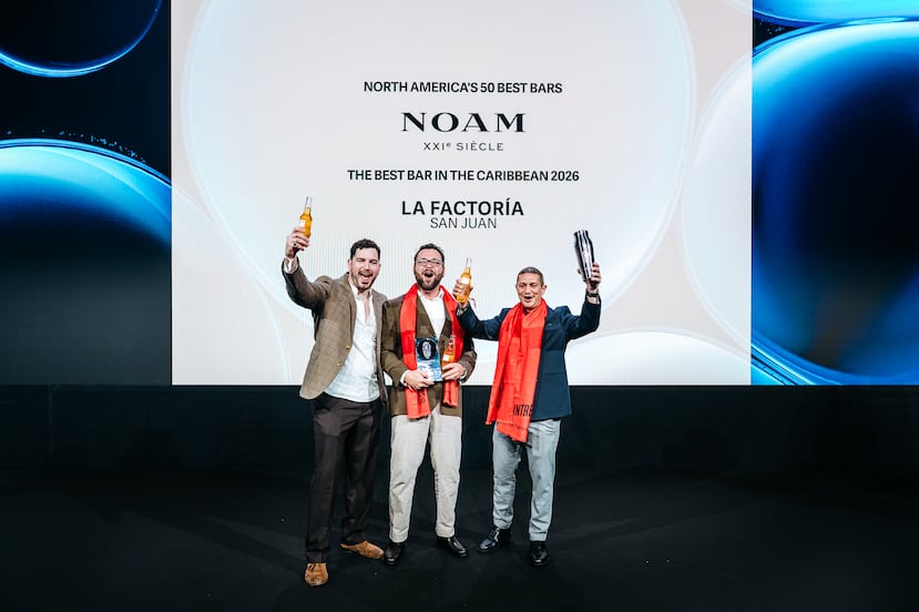 Carlos Irizarry, al centro, representó a La Factoría en la gala de premiación de los North America’s 50 Best Bars, en Vancouver, Canadá.