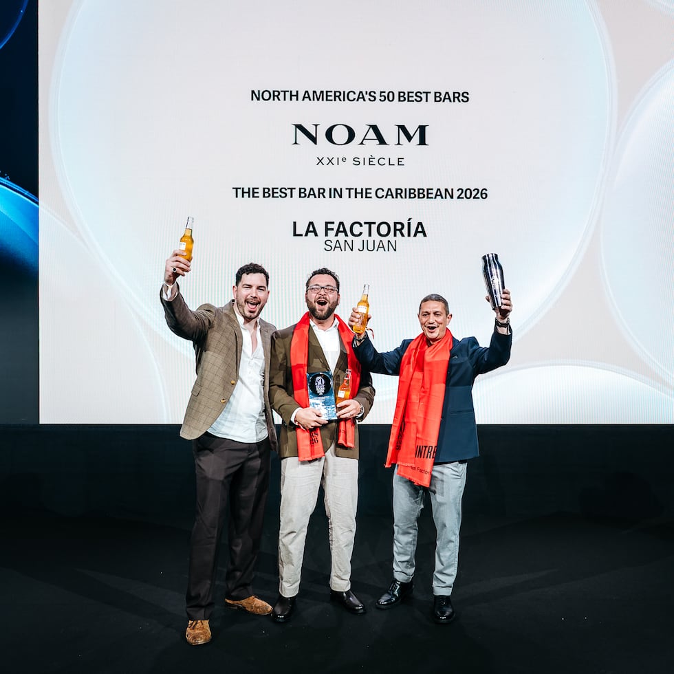 Carlos Irizarry, al centro, representó a La Factoría en la gala de premiación de los North America’s 50 Best Bars, en Vancouver, Canadá.