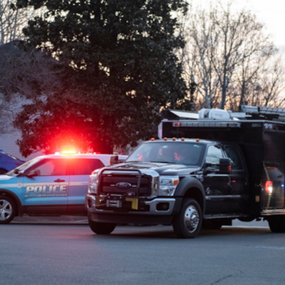 Un camión del FBI sale de la calle donde el FBI realizó un arresto y está investigando una casa en Woodbridge, Virginia, el jueves 4 de diciembre de 2025. (AP Photo/Cliff Owen)