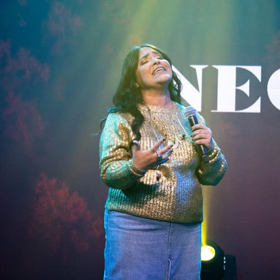 Nimsy López se ha establecido como una figura prominente en la música cristiana contemporánea.