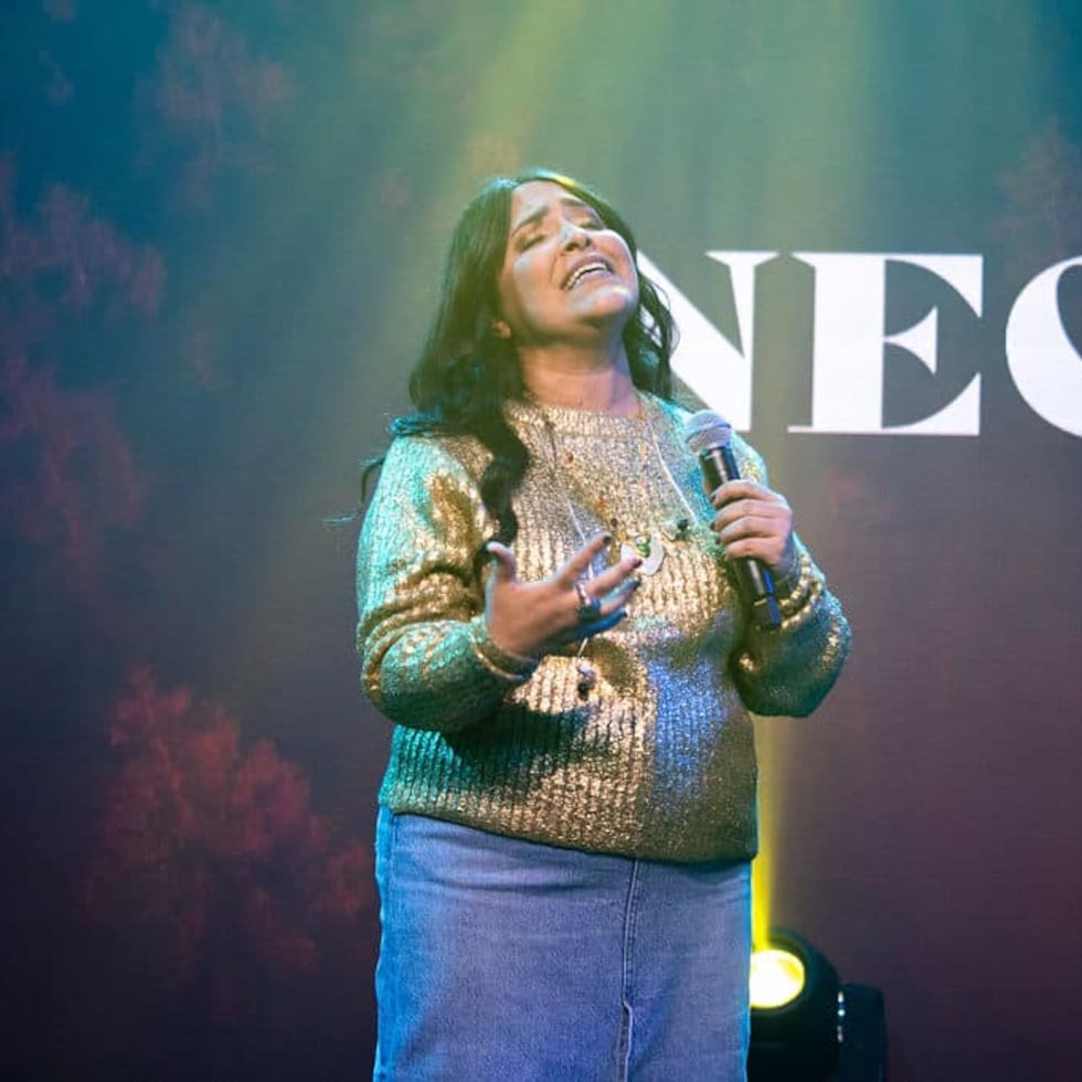 Nimsy López se ha establecido como una figura prominente en la música cristiana contemporánea.