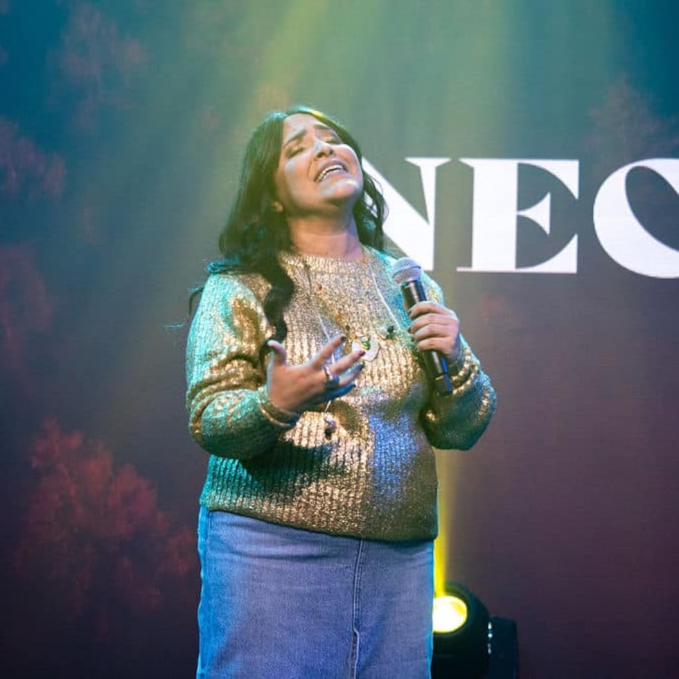 Nimsy López se ha establecido como una figura prominente en la música cristiana contemporánea.