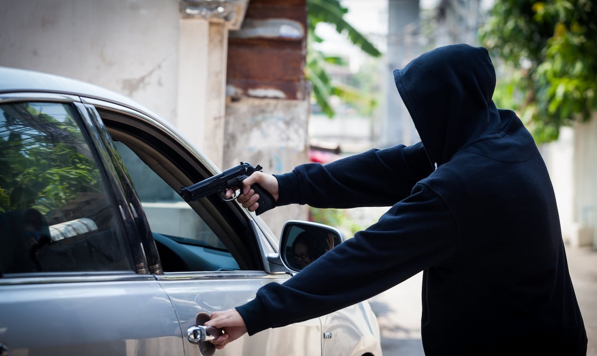 Encapuchados asaltan a comerciante y lo obligan a conducir hasta su casa en Bayamón