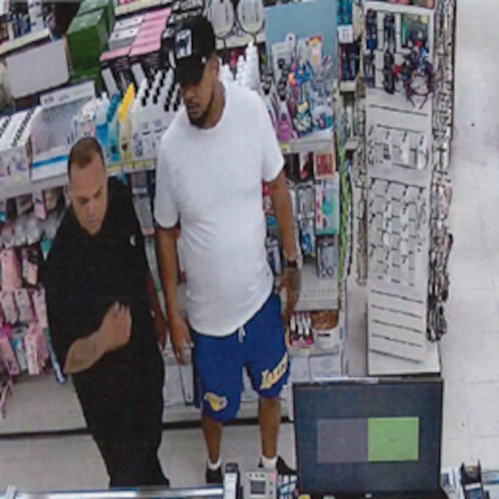 La fotografía difundida por la Policía para identificar a los sospechosos del robo de los perfumes en Guaynabo.