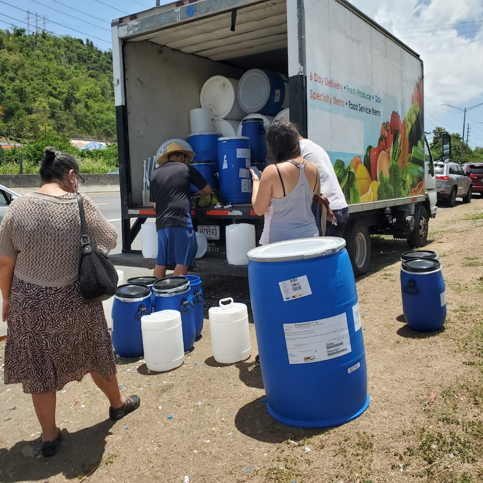 Hay una realidad en esto del racionamiento: la mayoría de la gente no está dispuesta a ahorrar el agua. Porque el hecho de hacerse con tantas cisternas o tanques es indicativo de que no piensan llenar cubos de agua para resolver, indica Mayra Montero.
