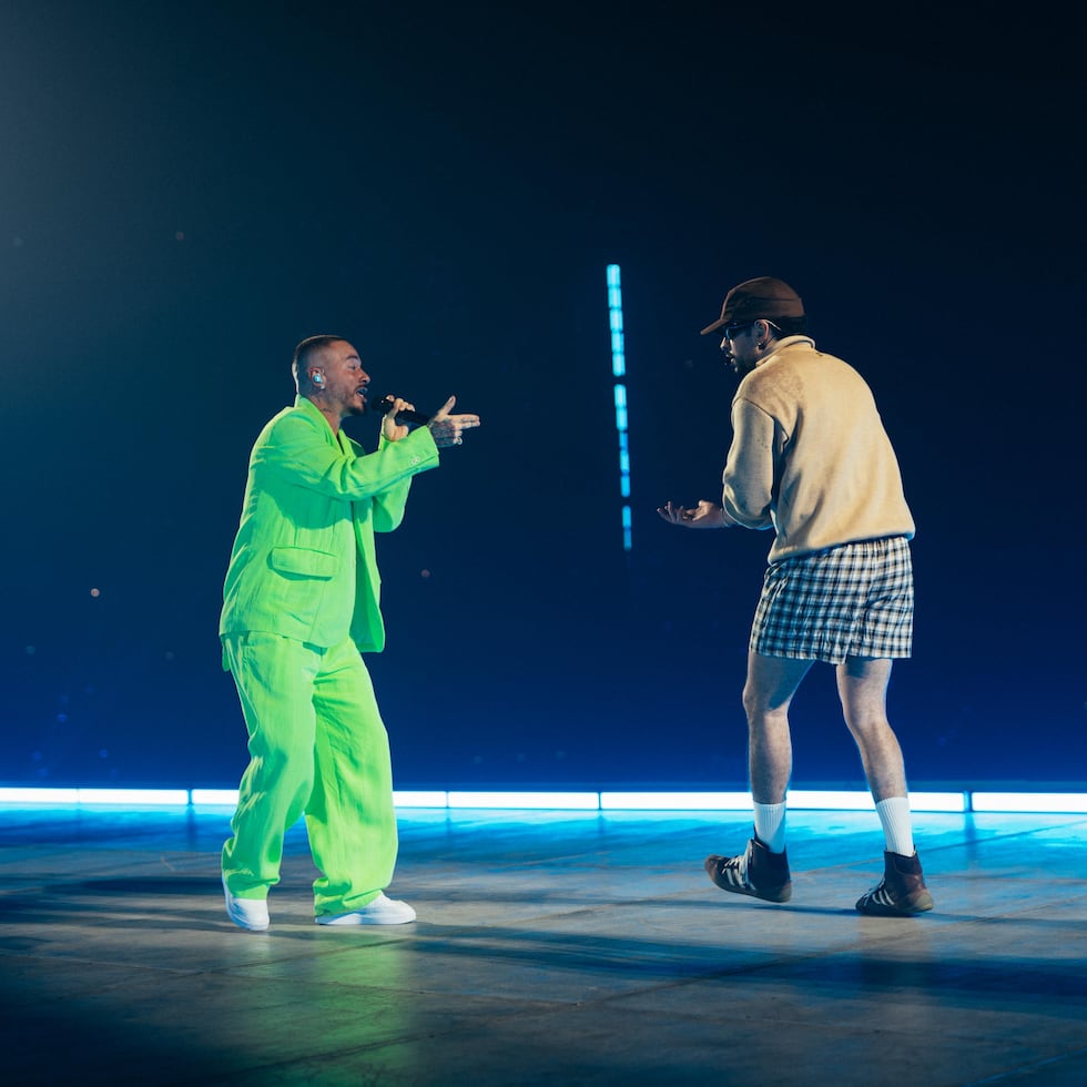 Los artistas compartieron escenario en una de las sorpresas más celebradas del DeBÍ TiRAR MáS FOToS World Tour, desatando la euforia de los asistentes.