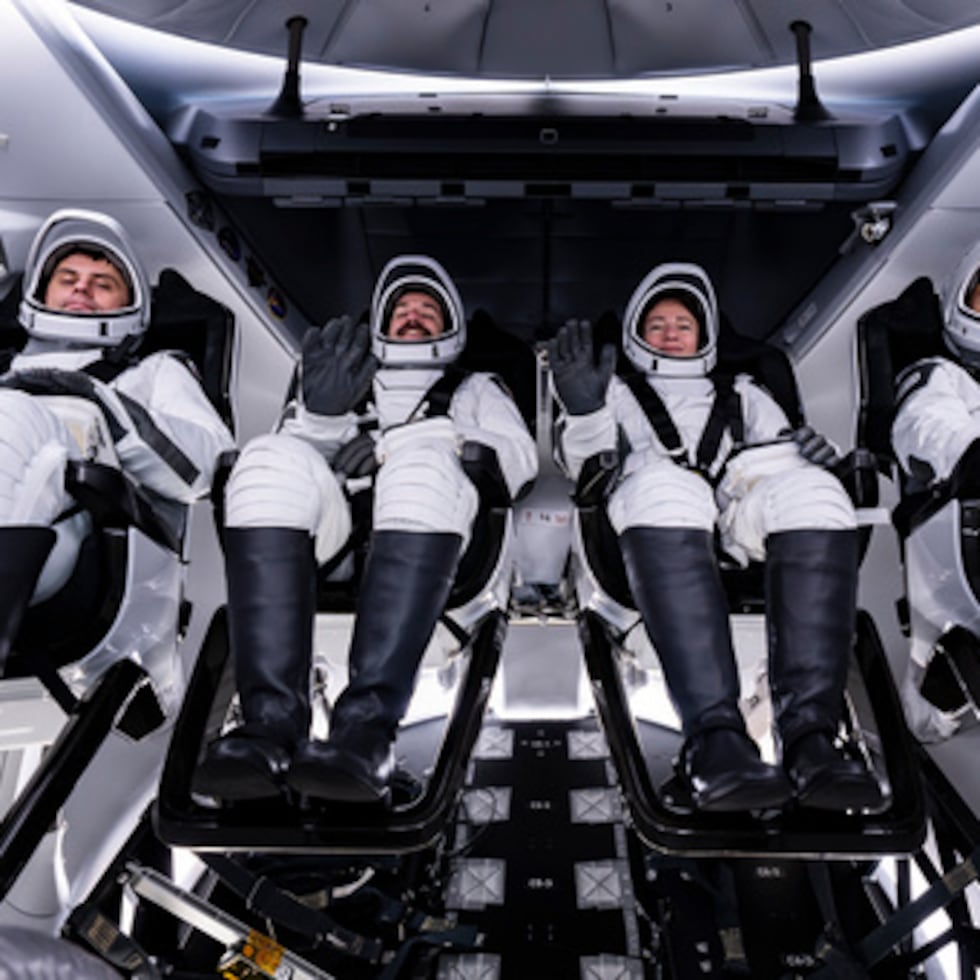Esta imagen facilitada por SpaceX muestra a los miembros de la misión SpaceX de la NASA, de izquierda a derecha, el cosmonauta de Roscosmos Andrei Fedyaev, los astronautas de la NASA Jack Hathaway y Jessica Meir, y la astronauta francesa de la ESA (Agencia Espacial Europea) Sophie Adenot mientras completan un ensayo completo de las actividades del día del lanzamiento, el 9 de febrero de 2026, en Cabo Cañaveral, Florida.