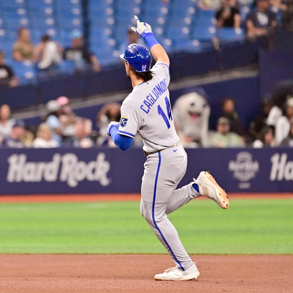 Jac Caglianone, de los Royals de Kansas City, recorre las bases tras conectar un jonrón de dos carreras durante la quinta entrada contra los Rays de Tampa Bay.