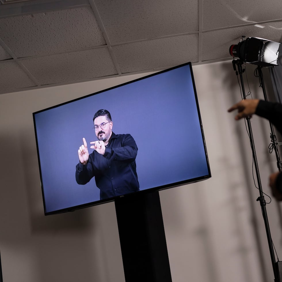 Pearson PEM PR records videos in sign language for deaf students, which will be part of the Crece standardized tests.
