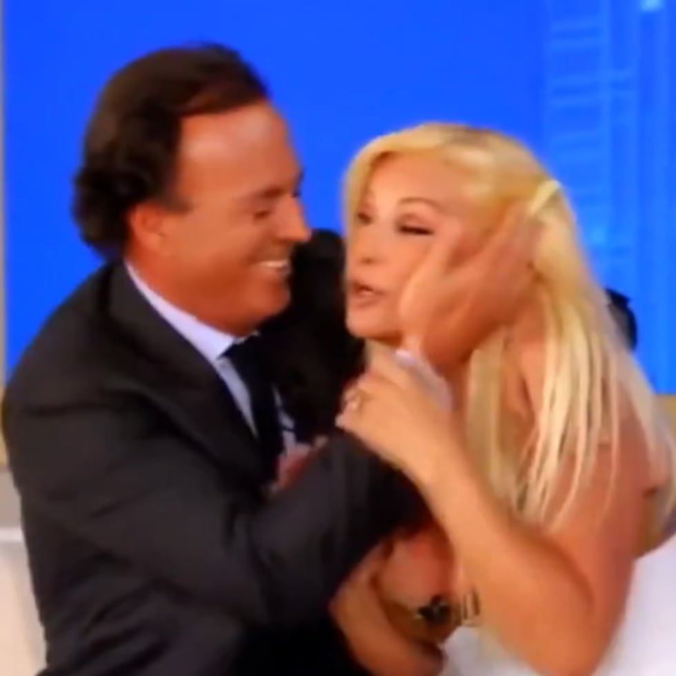 Julio Iglesias intenta besar a la conductora argentina Susana Giménez.