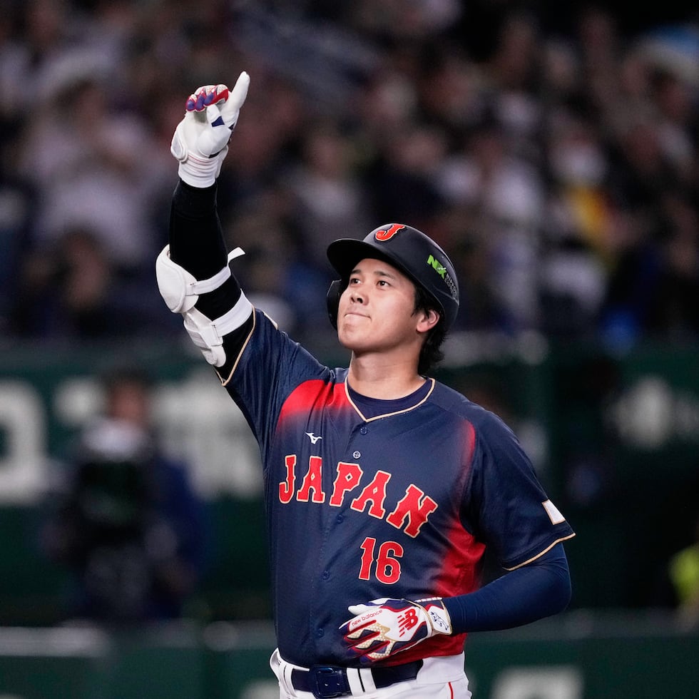 El japonés Shohei Ohtani celebra luego de conectar un jonrón con las bases llenas en la jornada del viernes en Tokio.