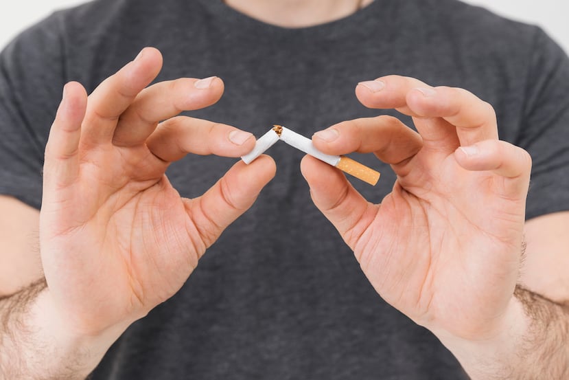 Se recomienda dejar el tabaco, porque aumenta el riesgo de sufrir una enfermedad cardiaca y un accidente cerebrovascular. Foto: Magnific.