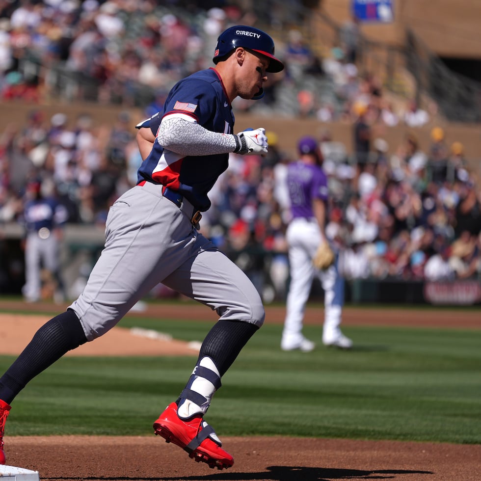 Aaron Judge corre las bases luego de pegar un cuadrangular en la primera entrada por Estados Unidos frente a los Rockies de Colorado.