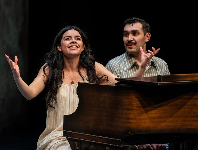 La actriz puertorriqueña Neysha Mendoza Castro, a la izquierda, se presenta en la obra “Two Sisters and a Piano” en el Writers Theater, en Chicago. Le acompaña el actor Arash Fakhrabadi.