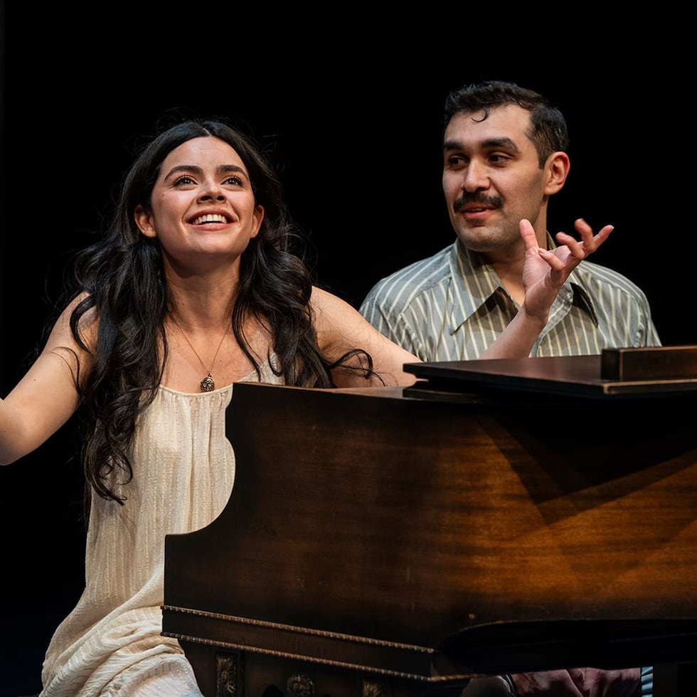 La actriz puertorriqueña Neysha Mendoza Castro, a la izquierda, se presenta en la obra “Two Sisters and a Piano” en el Writers Theater, en Chicago. Le acompaña el actor Arash Fakhrabadi.