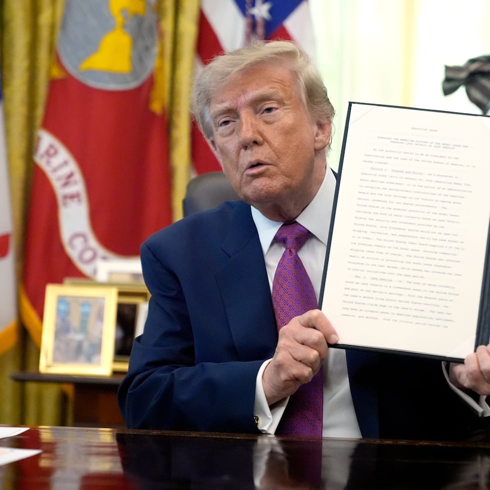 La “nueva” denominación de Trump llega en plena escalada en las diferencias arancelarias con Canadá.
