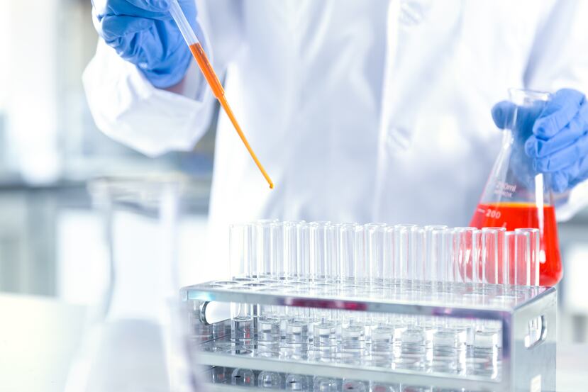 Un científico en un laboratorio.
