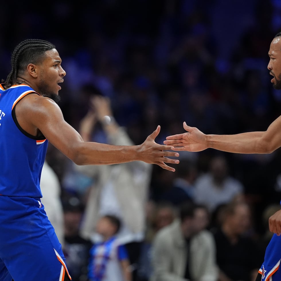 Miles McBride (izq.) y Jalen Brunson celebran una jugada durante la serie ante los Sixers. Ahora, los Knicks aguardan por el ganador de la serie entre Cleveland y Detroit.