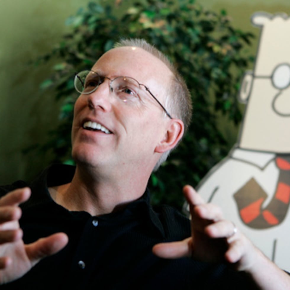 Scott Adams, creador de la tira cómica Dilbert, habla sobre su trabajo en su estudio de Dublín, California, el 26 de octubre de 2006. (AP Photo/Marcio Jose Sanchez, Archivo)