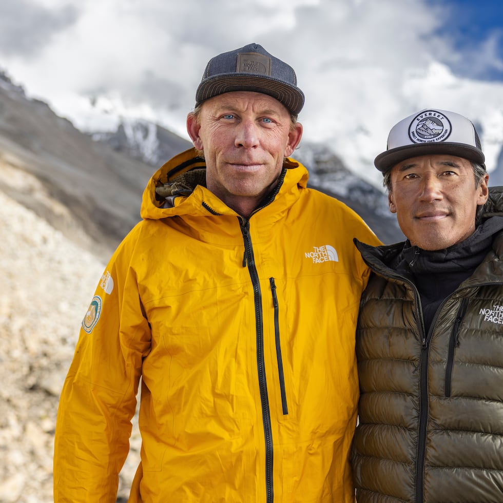 Esta foto proporcionada por National Geographic, muestra al montañista Jim Morrison (izquierda) con el documentalista Jimmy Chin.