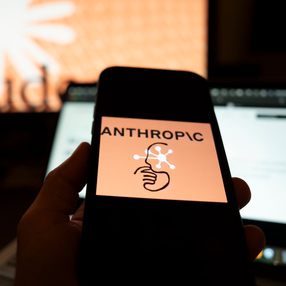 Fotografía de archivo del 12 de marzo de 2026 que muestra una persona utilizando un teléfono con el logotipo de la inteligencia artificial (IA) Anthropic, en Nueva York.