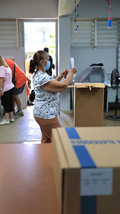 Cientos de personas se movilizan este domingo hasta los centros de votación en Cataño para elegir al sustituto del exalcalde Julio Alicea Vasallo, quien falleció el pasado 13 de agosto.