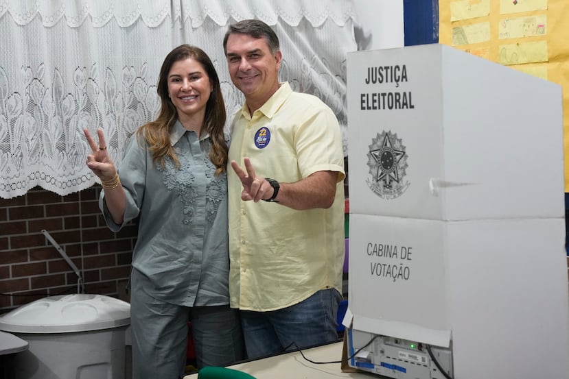 Flavio Bolsonaro vota en la segunda vuelta de las elecciones presidenciales en Río de Janeiro.
