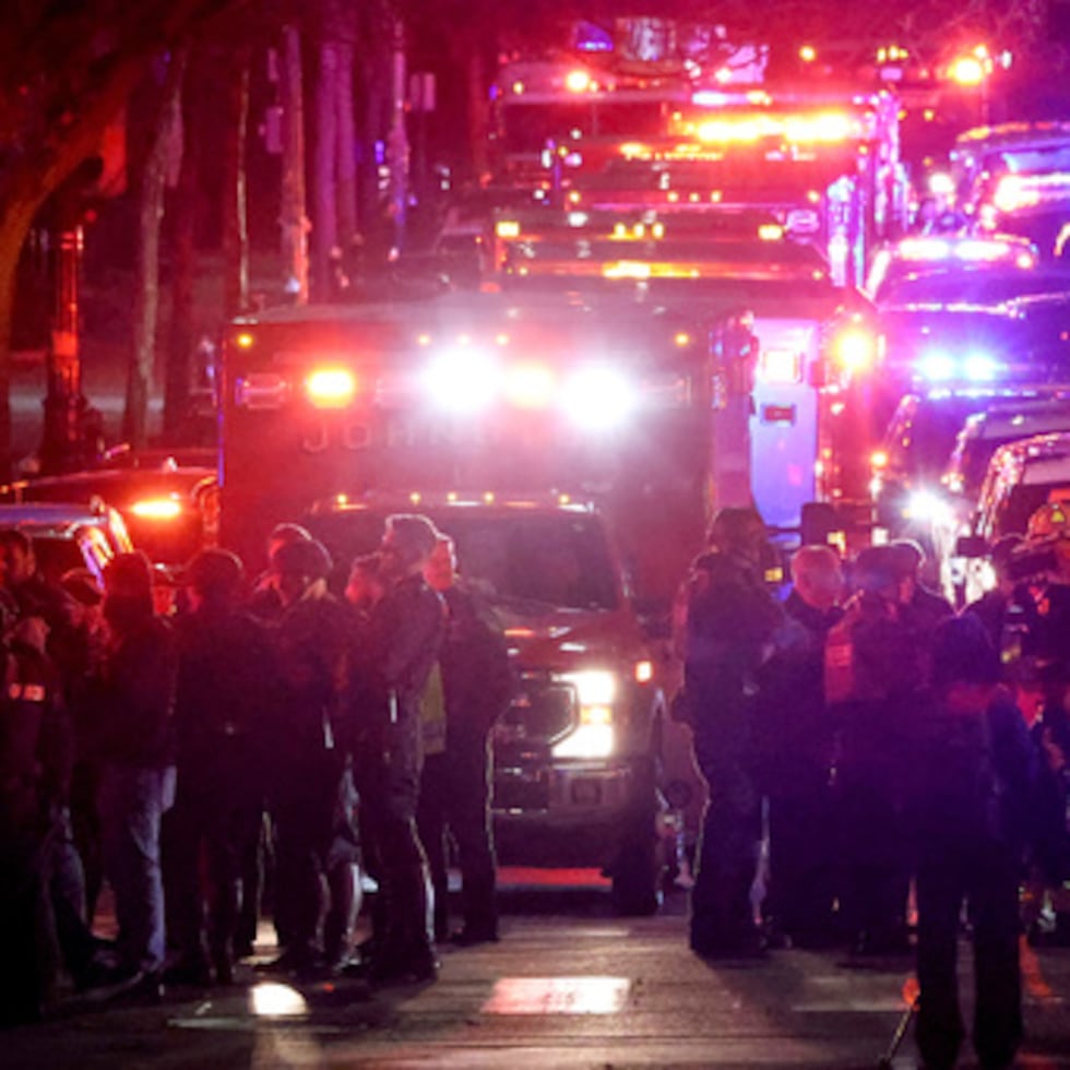 Personal de emergencia acude a la Universidad de Brown en Providence, Rhode Island, el 13 de diciembre del 2025. (AP foto/Mark Stockwell)