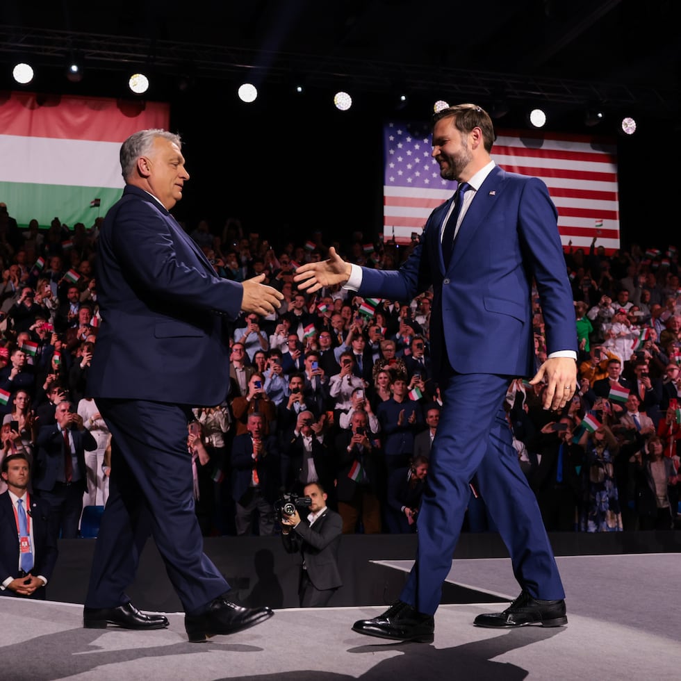 El vicepresidente de Estados Unidos, JD Vance, y el primer ministro húngaro, Viktor Orbán (a la izquierda), se estrechan la mano durante un acto por el Día de la Amistad en Budapest.