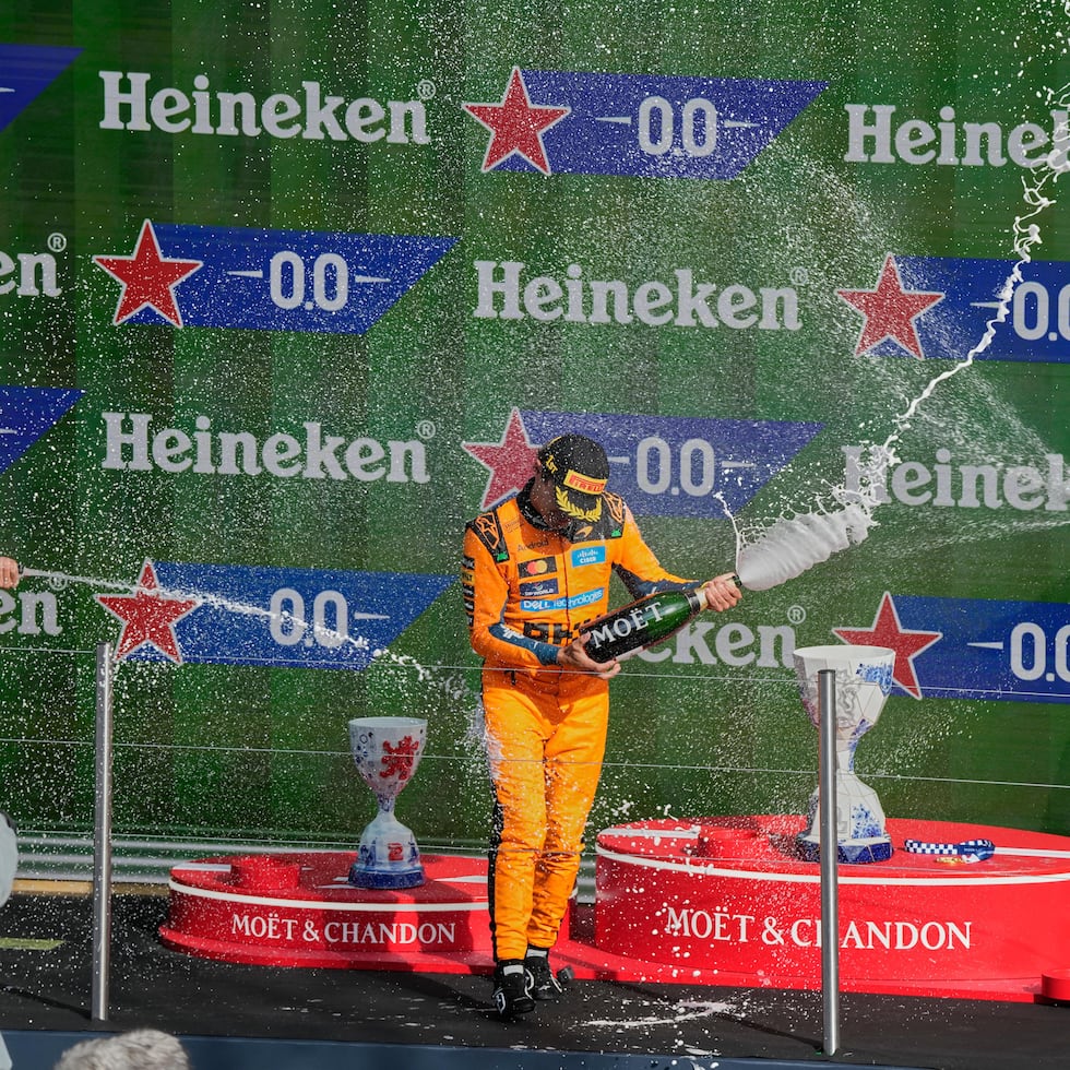 De izquierda a derecha, Kimi Antonelli, Lando Norris y George Russell celebran sus posiciones en el Gran Premio de los Países Bajos.