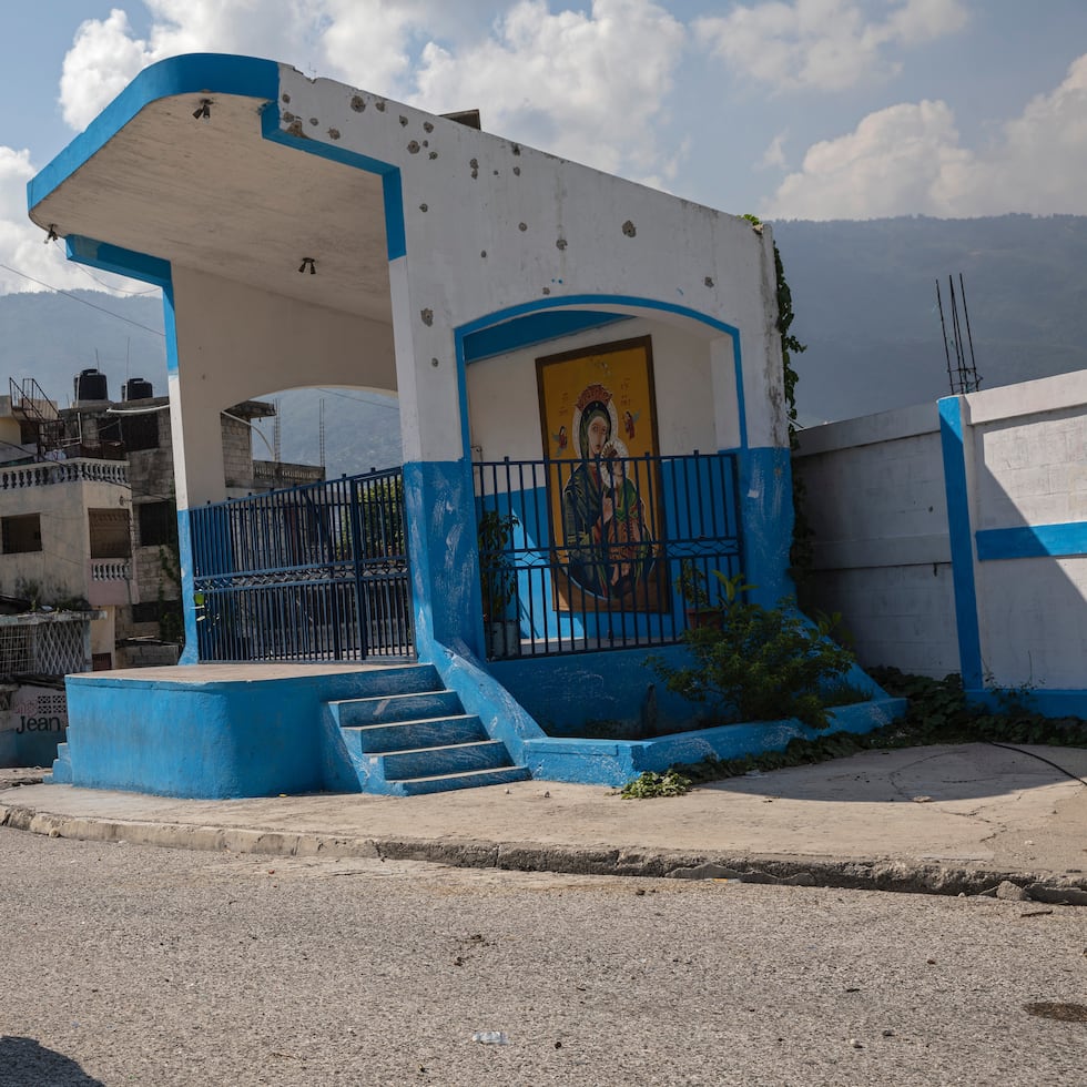 Un hombre al cruzar una calle con barricadas en el vecindario Bel Air de Puerto Príncipe, Haití, el 25 de septiembre del 2021.