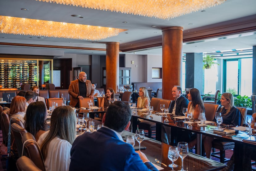 Marcos G. Montero González, director ejecutivo del Museo de Arte de Ponce, dió un mensaje de bienvenida al Comité de la Gala, momentos antes de comensar a probar la comida.